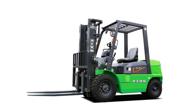  <a href='http://www.gslonking.com/case/' target='_blank' title='兰州龙工兰州叉车' ><strong>兰州龙工叉车</strong></a>全方位操作与维护指南：优化效率与延长使用寿命  在现代化的物流和仓储行业中，叉车作为重要的物料搬运设备，承担着不可或缺的角色。<a href='http://www.gslonking.com/case/' target='_blank' title='兰州龙工兰州叉车' ><strong>兰州龙工兰州叉车</strong></a>以其卓越的性能和稳定的质量，受到了广泛欢迎。本文章将深入探讨<a href='http://www.gslonking.com/case/' target='_blank' title='兰州龙工兰州叉车' ><strong>兰州龙工兰州叉车</strong></a>的操作与维护全攻略，帮助您提高工作效率，延长设备使用寿命。   一、龙工叉车的基本构造  在深入操作与维护之前，了解龙工叉车的基本构造至关重要。叉车主要由以下几个部分组成：  1. 底盘：是叉车的基础，支撑其整个结构，承受重物的压力。  2. 动力系统：大多数龙工叉车采用柴油、液化气或电池驱动，动力系统的选择直接影响叉车的使用场景和效能。  3. 升降系统：负责叉车的上下升降动作，采用液压系统，确保负载的稳定性和安全性。  4. 操控系统：包括方向盘、控制杆、踏板等，操控系统的灵敏度与人机工程学设计直接影响操作的舒适度和安全性。  5. 安全装置：如防倾斜装置、警报器和安全带等，以确保操作人员和货物的安全。   二、龙工叉车的操作指南  使用龙工叉车时，操作人员需遵循一系列的操作步骤，以确保高效和安全的搬运过程。   1. 操作前的准备  - 检查叉车状态：在操作前，请检查叉车的机油、液压油和冷却液的水平，确保动力系统正常运转。  - 检查轮胎：确保轮胎气压正常，避免因轮胎问题导致的安全隐患。  - 仔细检查安全装置：确保所有安全装置正常工作，包括安全带和防倾斜装置。   2. 启动操作  - 安全检查：在启动叉车之前，再次核实周围无障碍物，确保行驶道路畅通。  - 启动发动机：依照说明书的步骤启动发动机，注意听是否有异常声响。  - 温暖机器：在正式操作前，让叉车预热几分钟，以保证各部件充分润滑。   3. 操作过程中的注意事项  - 负载管理：不同型号的龙工叉车有不同的承重限制，务必遵循相关规定，避免超载。  - 驾驶技巧：保持稳定的驾驶速度，尤其是在转弯时，应减速行驶，确保平稳。  - 货物搬运：将货物提升至适当高度，尽量靠近叉车正下方搬运，防止重心偏移导致叉车倾斜。   4. 停车和关闭叉车  - 规范停车：在停车时，应将叉车停放在平地上，并将货叉降低至地面，确保叉车稳定。  - 启用手刹：使用手刹固定叉车位置，以避免意外滑动。  - 关闭叉车：最后，按照操作手册的步骤关闭发动机，并进行必要的安全检查。   三、龙工叉车的定期维护与保养  恰当的维护与保养是延长龙工叉车使用寿命的关键。以下是叉车维护的详细指南。   1. 日常维护  - 清洁叉车：每日操作结束后，应对叉车进行清洁，特别是液压系统和轮胎部分。  - 润滑保养：定期对活动关节、轴承和链条等进行润滑，确保机械部件的灵活性与稳定性。  - 检查液体水平：每周检查机油、液压油和冷却液的水平，如果发现缺少应及时添加。   2. 定期保养  - 更换机油：根据使用频率，建议每500小时或每个月更换机油和机油滤清器。  - 检查电池：对于<a href='http://www.gslonking.com/pro/pro1/' target='_blank' title='兰州电动叉车' ><strong>兰州电动叉车</strong></a>，定期检查电池的电量和接头的连接状态，确保充电系统正常。  - 刹车系统：定期检查刹车片的磨损情况，如发现过度磨损，及时更换。   3. 年度检修  - 全面检验：每年至少进行一次全面检修，包括对整个叉车的电气系统、液压系统和动力系统进行检查。  - 专业人员检查：建议找专业的维修人员进行检修，确保叉车的每一个部件都在最佳状态。   四、提升叉车操作效率的小技巧  为了在使用龙工叉车的过程中进一步提高工作效率，以下小技巧可以帮助您更好地管理工作流程。   1. 优化工作流程  - 合理安排工作时间：根据工作量合理安排叉车的使用时间，减少不必要的等待和闲置，提高工作效率。  - 使用合适的叉车：根据不同工作场合选择合适的叉车类型，如<a href='http://www.gslonking.com/pro/pro1/' target='_blank' title='兰州电动叉车' ><strong>兰州电动叉车</strong></a>适合室内操作，而<a href='http://www.gslonking.com/cj/' target='_blank' title='兰州内燃叉车' ><strong>兰州内燃叉车</strong></a>适合户外重载工作。   2. 培训操作人员  - 定期培训：对操作人员进行定期的专业培训，提高他们的操作技能和安全意识，避免因操作不当导致的事故。  - 分享经验：鼓励操作员之间分享工作经验，提升团队整体的作业效率。   3. 维护工作环境  - 保持工作区域清洁：保持作业区域的整洁与规整，确保叉车操作的顺畅，不易造成事故。  - 设置交通标识：根据业务需求设置清晰的交通标识和警示牌，提高场内的安全性。   总结  兰州龙工叉车凭借其划算的性价比和卓越的性能，已成为许多企业物料搬运的首选设备。然而，合理的操作和维护是实现叉车高效运作的基础。通过掌握本文的操作与维护全攻略，您不仅能够提高工作效率，还可以大幅度延长叉车的使用寿命。希望每位叉车操作员能在安全的环境中，充分发挥叉车的优势，实现最佳的作业效果。